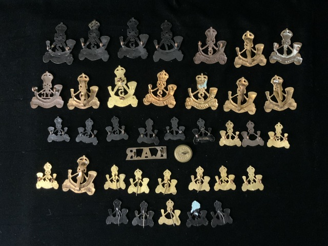 A QUANTITY OF MILITARY METAL CAP BADGES, SHOULDER TITLE AND BUTTONS, ALL KINGS AFRICAN RIFLES - Bild 2 aus 2