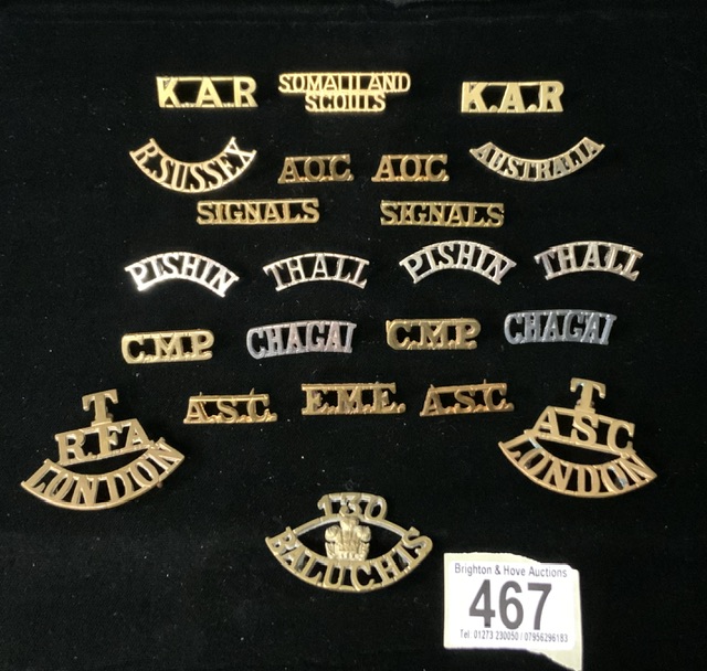 A QUANTITY OF METAL MILITARY CAP BADGES AND SHOULDER TITLES INCLUDING; R. SUSSEX, SOMALIALAND