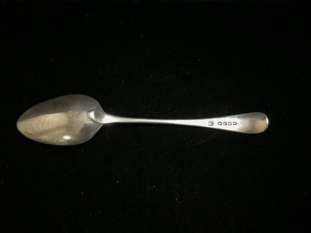 A GEORGE III STERLING SILVER OLD ENGLISH PATTERN TABLESPOON BY PETER & WILLIAM BATEMAN; LONDON 1806; - Bild 2 aus 3