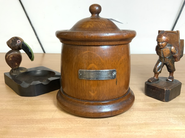 VINTAGE WOODEN TOBACCO JAR WITH A WOODEN ASHTRAY WITH A CARVED BIRD AND A CARVED FIGURE - Image 2 of 2
