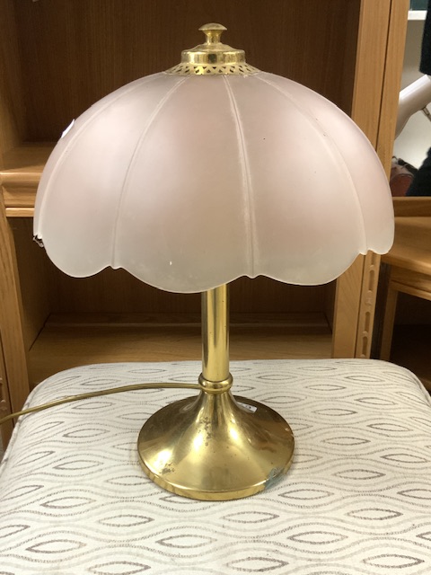 VINTAGE BRASS TABLE LAMP WITH A GLASS FLOWER SHADE - Image 2 of 2