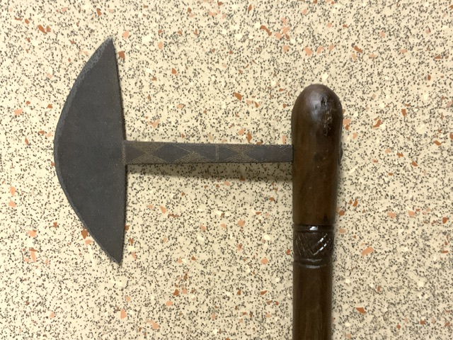 A 19TH CENTURY SOUTH AFRICAN / ZULU TRIBAL AXE, FLATTENED BLADE WITH ENGRAVED DECORATION, ON - Image 2 of 2