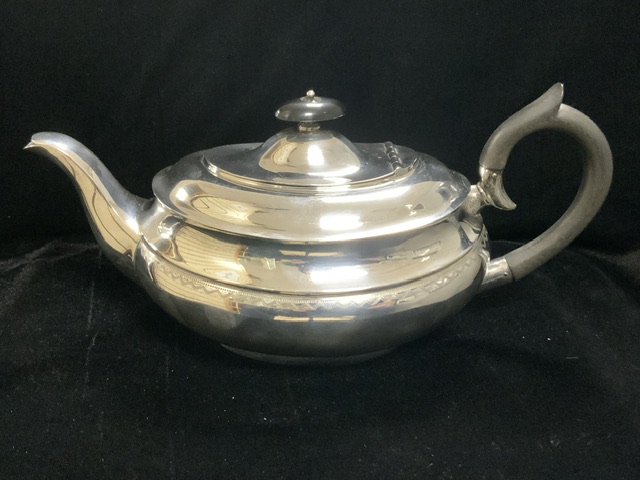 A STERLING SILVER FOUR PIECE TEA & COFFEE SERVICE / SET, BY E. VINER; SHEFFIELD 1958-60; OVAL FORM - Image 2 of 4