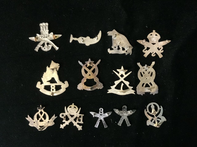 A QUANTITY OF MILITARY METAL CAP BADGES, INCLUDING NORTHERN SCOUTS, PUNJAB REGIMENT, GURKHAS, BALUCH - Bild 2 aus 2