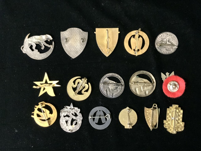 A QUANTITY OF FRENCH AND ALGERIAN METAL AND ENAMEL CAP BADGES INCLUDING SHARPSHOOTERS AND OTHERS - Image 2 of 2