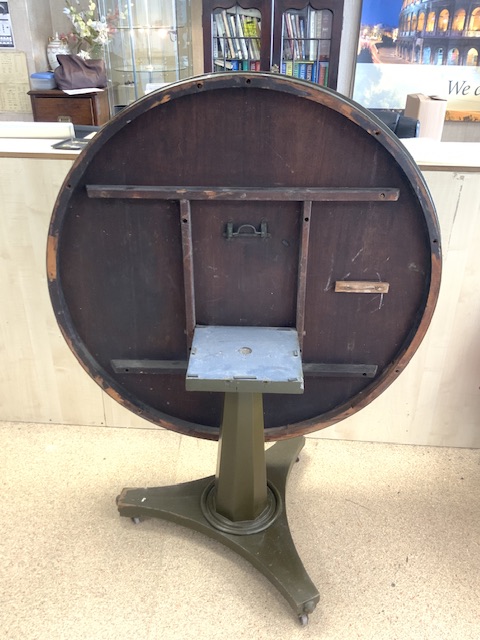 ANTIQUE PAINTED TILT TOP TABLE WITH CENTRE PIECE AND CASTORS 117 CM DIAMETER - Image 3 of 3