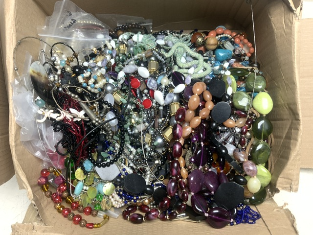 QUANTITY OF COSTUME JEWELLERY INCLUDES VINTAGE PIECES AND SEMI PRECIOUS STONES - Image 2 of 2