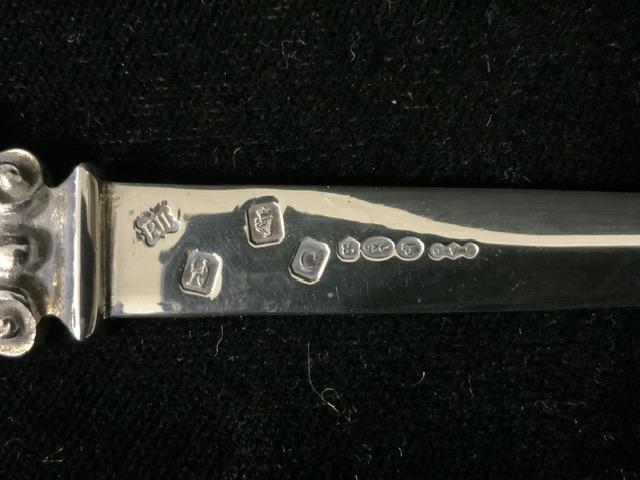 A CASED IRISH SILVER PAPER KNIFE BY ROYAL IRISH SILVER CO; DUBLIN 1970. ALSO WITH IMPORT MARKS FOR - Image 3 of 3