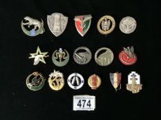 A QUANTITY OF FRENCH AND ALGERIAN METAL AND ENAMEL CAP BADGES INCLUDING SHARPSHOOTERS AND OTHERS