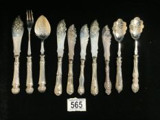A QUANTITY OF STERLING SILVER HANDLED FISH / BUTTER KNIVES, PRESERVE SPOONS AND A PICKLE FORK;