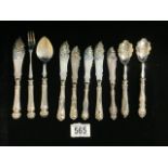 A QUANTITY OF STERLING SILVER HANDLED FISH / BUTTER KNIVES, PRESERVE SPOONS AND A PICKLE FORK;