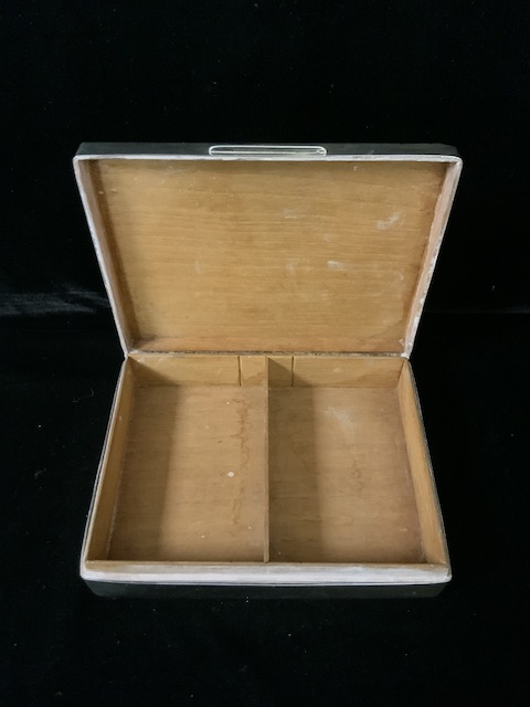 A STERLING SILVER CIGARETTE BOX BY ROBERT COMYNS; LONDON 1932; RECTANGULAR FORM; ENGINE TURNED - Bild 2 aus 2