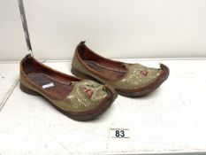 VINTAGE PAIR OF LEATHER INDIAN/PAKISTAN PUNJAB GOLD EMBROIDERED JUTTI CURL TOES SHOES; SIZE 7