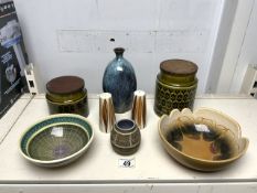 MIXED MID-CENTURY CERAMICS INCLUDES POOLE, HORNSEA, WHITCOMBE AND MORE