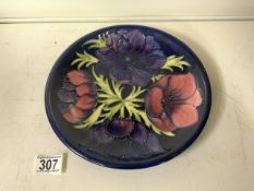 MOORCROFT; AN 'ANENOME' PATTERN PLATE / CHARGER; DIAMETER 26CM