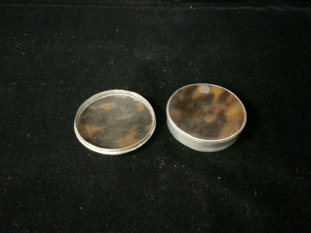 AN ANTIQUE WHITE METAL MOUNTED TORTOISESHELL PATCH BOX; APPARENTLY UNMARKED; CIRCULAR FORM; DIAMETER - Image 2 of 2
