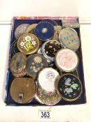 A LARGE QUANTITY OF VINTAGE COMPACTS INCLUDING; A CLOVER JAPANESE EXAMPLE, STRATTON, MELISSA AND