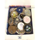 A LARGE QUANTITY OF VINTAGE COMPACTS INCLUDING; A CLOVER JAPANESE EXAMPLE, STRATTON, MELISSA AND