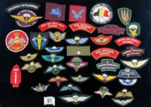 QUANTITY OF CLOTH BADGES WITH SOME METAL BADGES, INCLUDES PARACHUTE, COMMANDO REGIMENTS