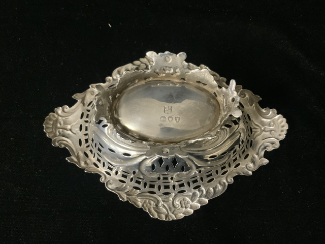 A VICTORIAN STERLING SILVER BON BON DISH BY DEAKIN BROS; LONDON 1894, SHAPED OVAL FORM, FOLIATE - Image 2 of 2