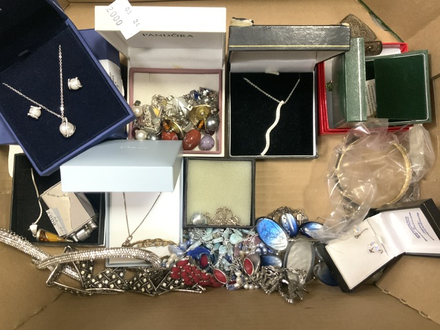 A QUANTITY OF COSTUME JEWELLERY INCLUDING; SWAROVSKI, STERLING SILVER PENDANTS, EARRINGS, BROOCHES - Image 2 of 2