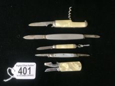 A QUANTITY OF ANTIQUE FOLDING FRUIT / PEN KNIVES COMPRISING OF FOUR MOTHER OF PEARL EXAMPLES, ONE