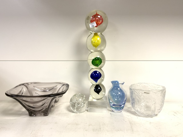 MIXED GLASSWARE INCLUDES GLASS SCULPTURE; 43CM, KOSTA BODA VASE AND MORE - Image 2 of 2