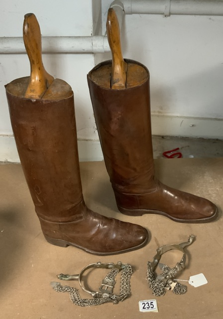VINTAGE PAIR OF BROWN LEATHER RIDING BOOTS AND LASTS WITH A PAIR OF VINTAGE STIRRUPS