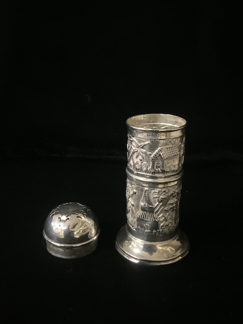 A STERLING SILVER SUGAR CASTER; BIRMINGHAM 1914; EMBOSSED WITH INIDIAN VILLAGE SCENES; VACANT - Bild 2 aus 2