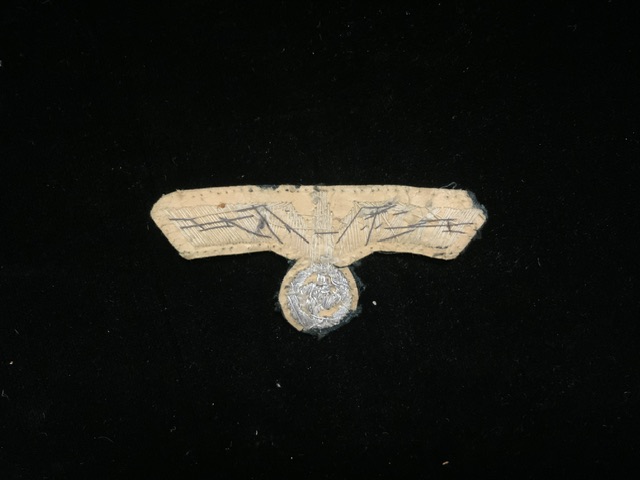 A WWII MILITARY GERMAN ARMY CLOTH BADGE, EAGLE EMBROIDERED IN SILVER GREY THREAD; LENGTH 8CM - Bild 2 aus 2