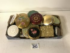 A LARGE QUANTITY OF VINTAGE COMPACTS INCLUDING; A STRATTON EXAMPLE, DECORATED WITH THREE FLYING