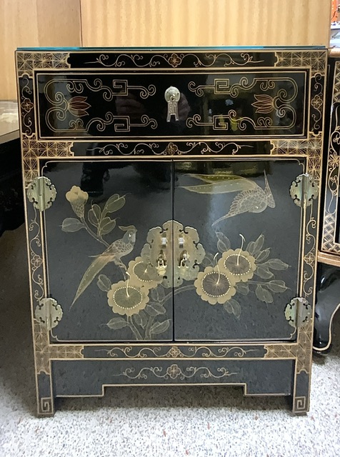 CHINOISERIE BLACK LACQUERED CUPBOARD HIGHLY DECORATED; 51 X 41 X 61 CM - Image 3 of 3