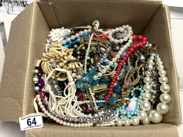 QUANTITY OF COSTUME JEWELLERY INCLUDES VINTAGE PIECES AND SEMI-PRECIOUS STONES