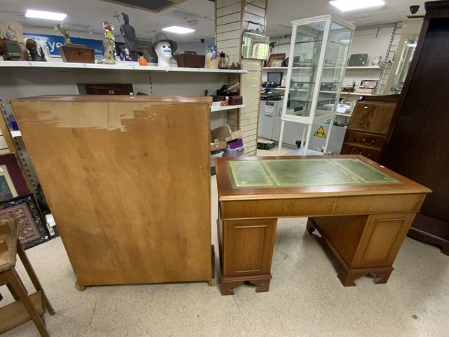 VINTAGE KNEE HOLE WRITING DESK WITH NINE DRAWERS AND MATCHING BOOKCASE; 122 X 90CM - Image 2 of 2