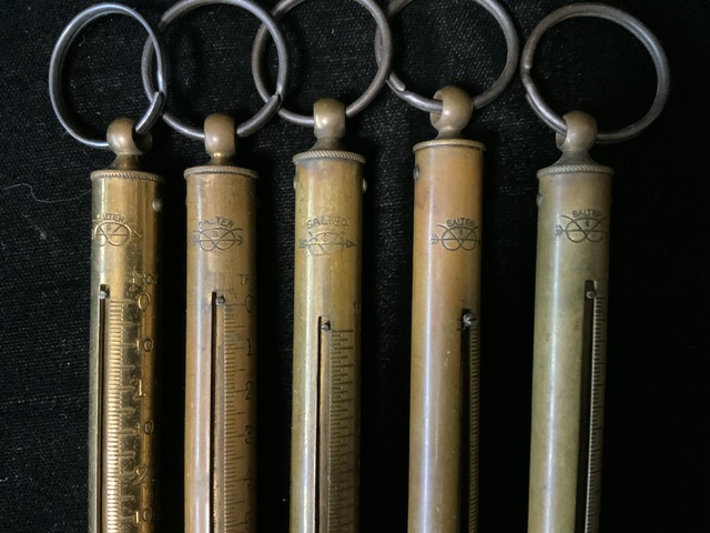 FIVE VINTAGE BRASS SPRUNG SCALES; IN TROY OUNCES AND A BRASS AND MARBLE PAPERWEIGHT; MODELLED AS A - Image 2 of 3