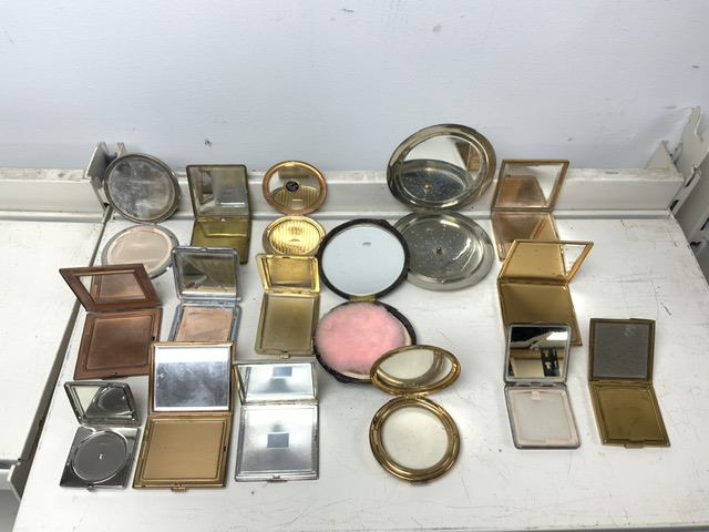 QUANTITY OF VINTAGE COMPACTS INCLUDES STRATTON, 666 ART DECO AND MORE - Image 2 of 2