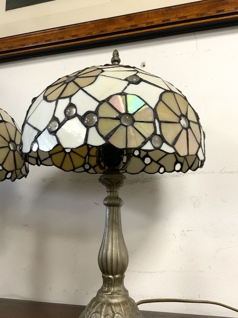 TWO VINTAGE TIFFANY STYLE TABLE LAMPS WITH MOTHER OF PEARL 48CM - Image 2 of 3
