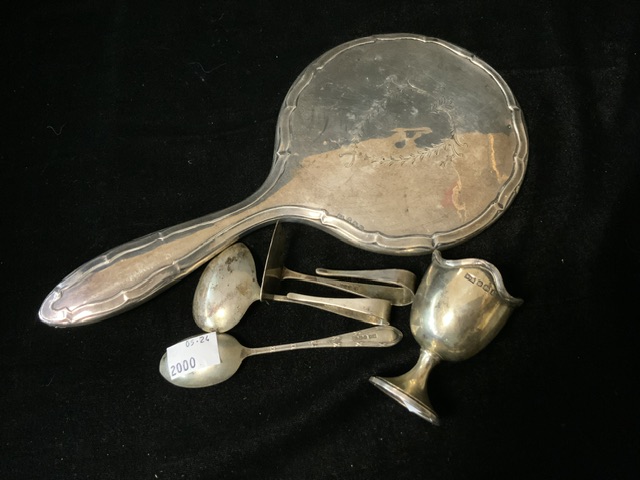 A QUANTITY OF SILVER ITEMS COMPRISING; AN EGG CUP AND SPOON BY WALKER & HALL; SHEFFIELD 1928; REED - Image 2 of 5