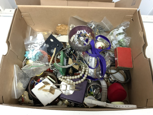 A QUANTITY OF COSTUME JEWELLERY AND OBJECTS OF VERTU INCLUDING, NECKLACES, BRACELETS, WATCHES, - Image 3 of 3
