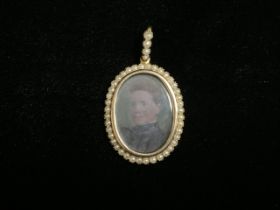 AN ANTIQUE 15 CARAT GOLD AND PEARL DOUBLE SIDED LOCKET, STAMPED '15 CT', OVAL LOCKET WITH NATURAL