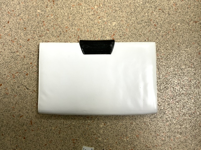 VINTAGE WHITE AND BLACK LEATHER CLUTCH BAG BY RAYNE 'HANDBAGS TO THE LATE QUEEN'; 28 X 18CM - Image 2 of 3