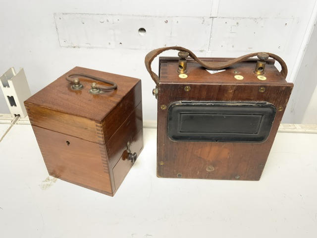 AN ANTIQUE MEDICAL/ SURGICAL ELECTRO-THERAPY / ELECTRIC SHOCK DEVICE / MACHINE, RECTANGULAR WOODEN - Image 4 of 4