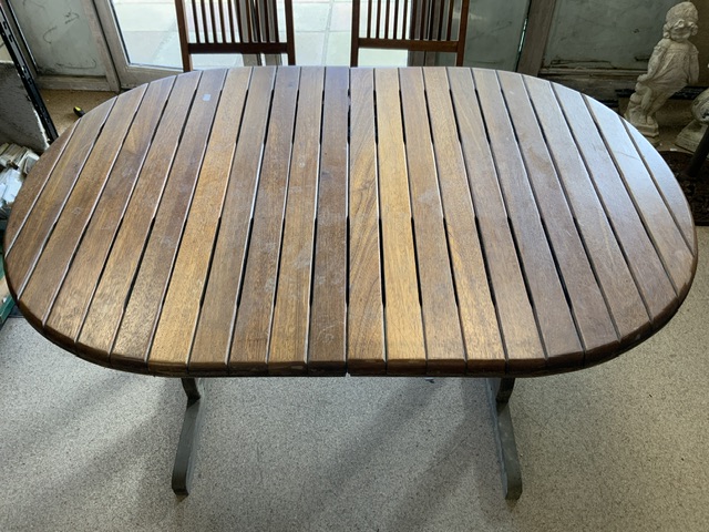 TEAK GARDEN TABLE WITH FOUR FOLDING GARDEN CHAIRS - Image 4 of 4