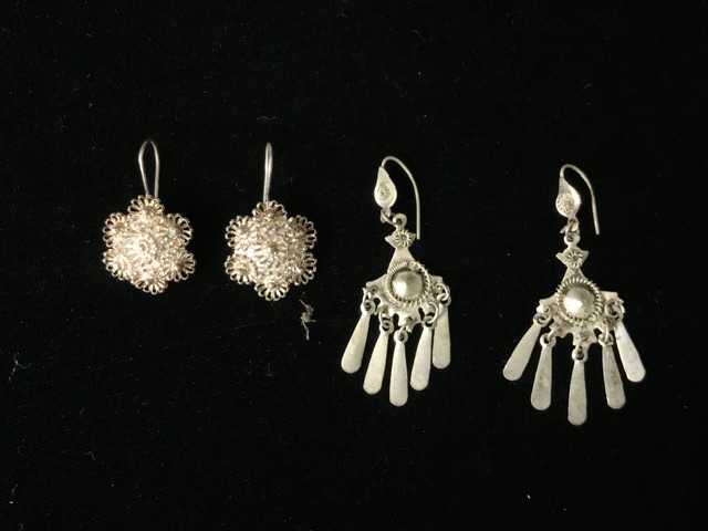 A QUANTITY OF JEWELLERY COMPRISING; TWO PAIR OF EARRINGS AND TWO STRANDS OF PEARLS (A.F) - Bild 3 aus 3