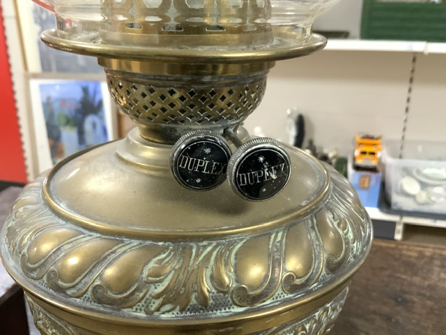 TALL VICTORIAN EMBOSSED BRASS OIL LAMP WITH SHADE AND SPIRAL TURNED COLUMN ON A CIRCULAR PLATFORM - Image 3 of 3