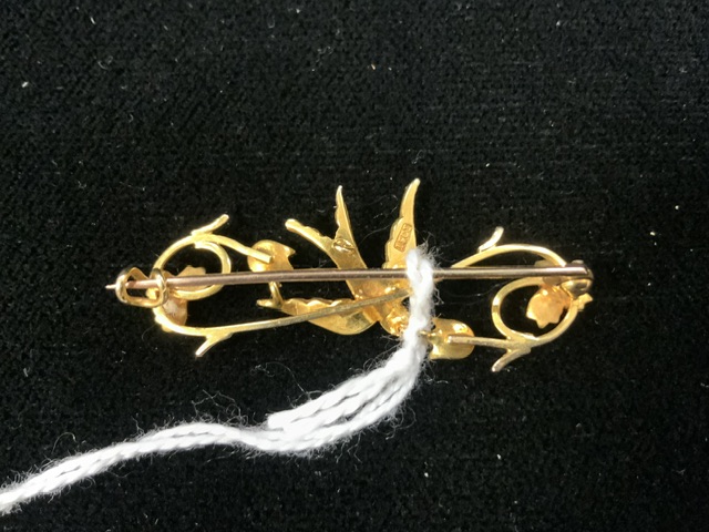 A VINTAGE 15 CARAT GOLD AND NATURAL PEARL BROOCH, STAMPED '15 CARAT', MODELLED AS A BIRD WITH - Image 3 of 4