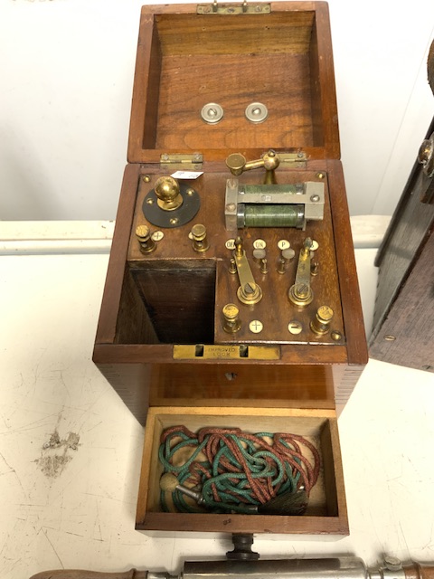 AN ANTIQUE MEDICAL/ SURGICAL ELECTRO-THERAPY / ELECTRIC SHOCK DEVICE / MACHINE, RECTANGULAR WOODEN - Image 3 of 4