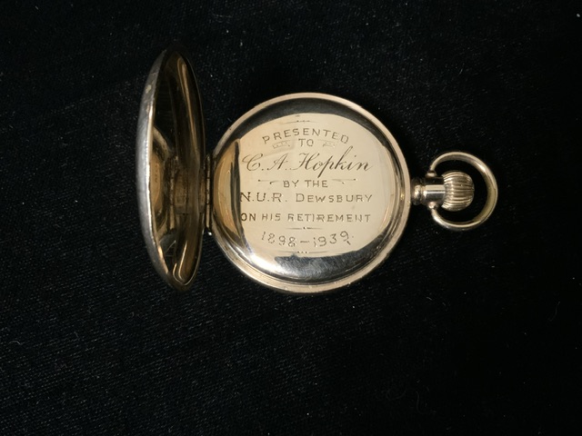 A VINTAGE GILT CASED FOB WATCH, BY ALD DENNISON; ENGRAVED WITH RETIREMENT INSCRIPTION; HEIGHT 5CM; - Image 3 of 6