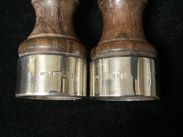 A PAIR OF SILVER AND WOOD SALT & PEPPER MILLS / GRINDERS; LONDON 1990/92; WAISTED FORM; HEIGHT 10. - Image 2 of 3