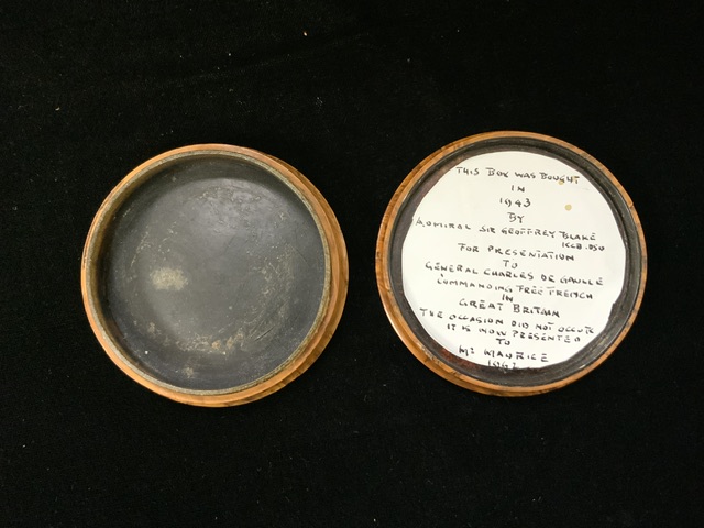 A VINTAGE FRENCH CIRCULAR BOX DEPICTING NAPOLEAN IN BATTLE; WITH HANDWRITTEN PRESENTATION TO - Image 2 of 2